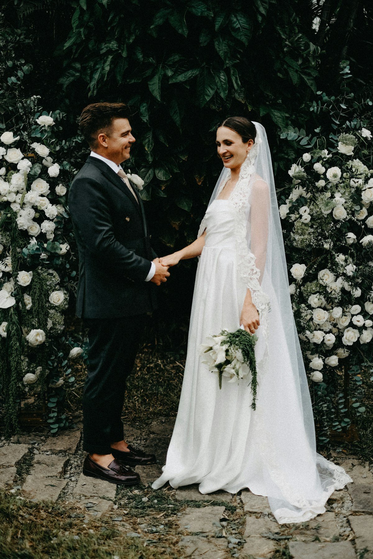 Couple de mariés dans un jardin — photographie d’illustration