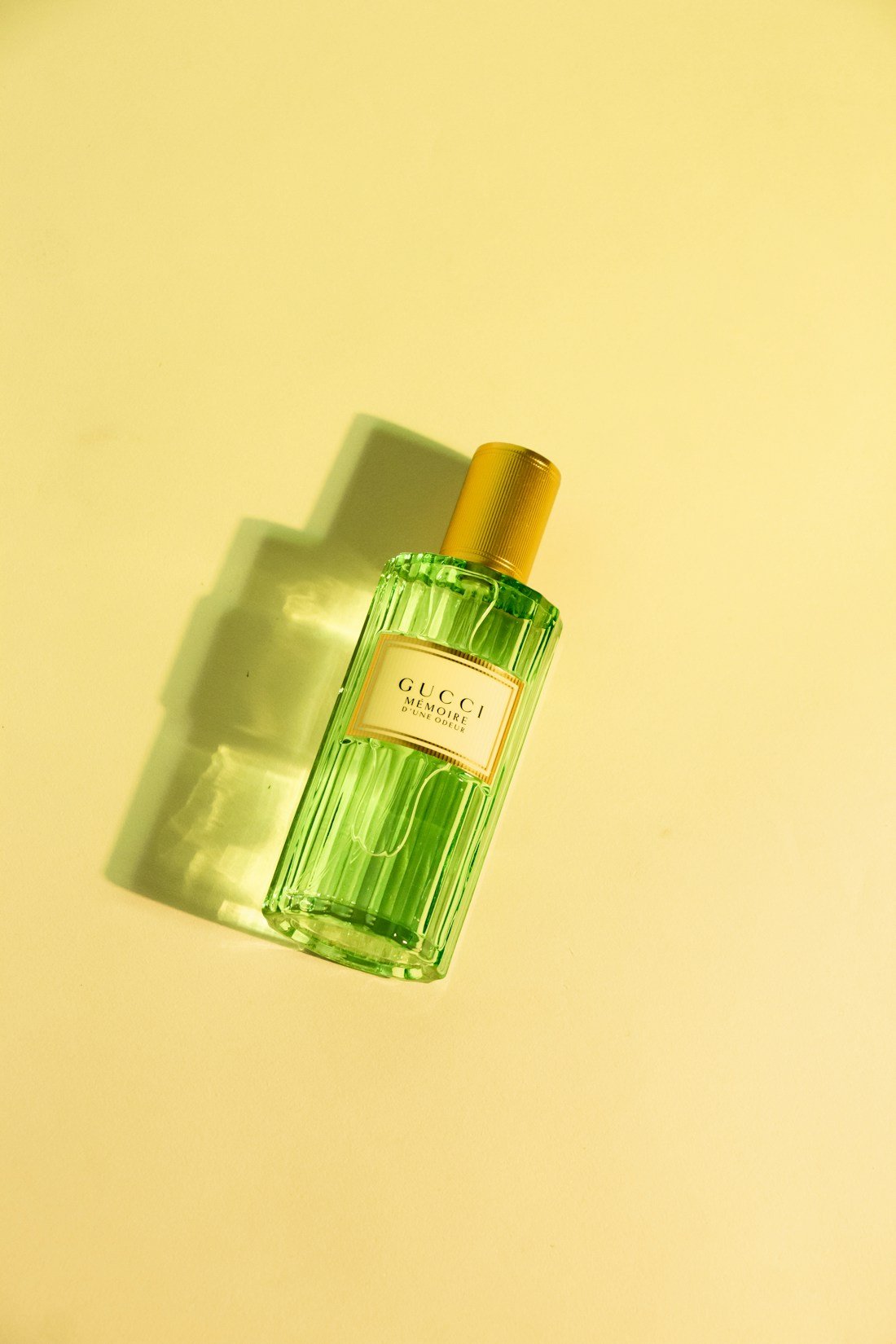 Parfum, verre et lumière — image d’illustration